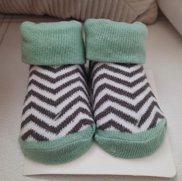 4/$20 Chevron Bib & Socks Infant Bundle for Baby Shower - Picture 2 of 7
